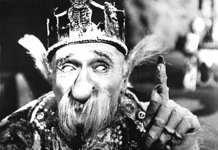 Должок ! Кадр из фильма А.Роу "Варвара краса - длинная коса" (из свободного доступа)