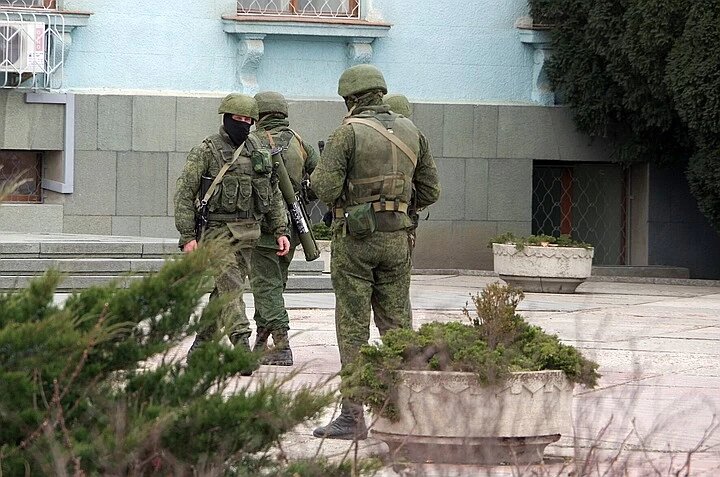 "Вежливые люди" в Симферополе  заблокировали Центральный военкомат,3 марта 2014 г.(фото из интернета)