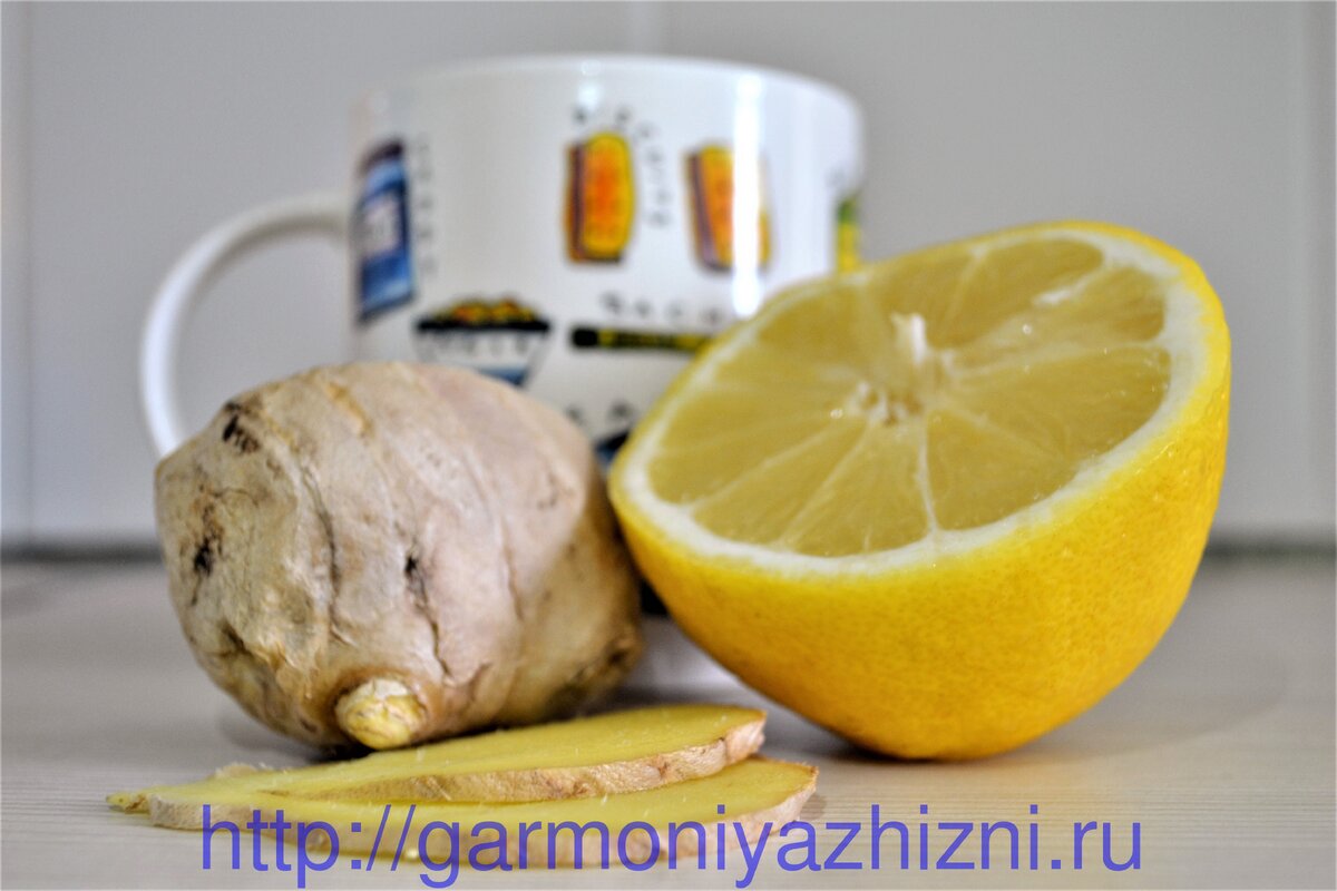 
Для того, чтобы приготовить чай с имбирем для иммунитета, нам понадобится следующее:
• Зеленая или черная заварка.
• Свежий имбирь. Его необходимо очистить от кожуры и натереть на крупной терке, примерно половину чайной ложки. Или нарежьте на тонкие полоски.
• Лимон – одного кружочка будет достаточно.
Для начала заливаем листья горячей водой. Затем добавляем все компоненты и даем настояться 5-10 минут. Не стоит злоупотреблять и пить его более 3-х раз в день.