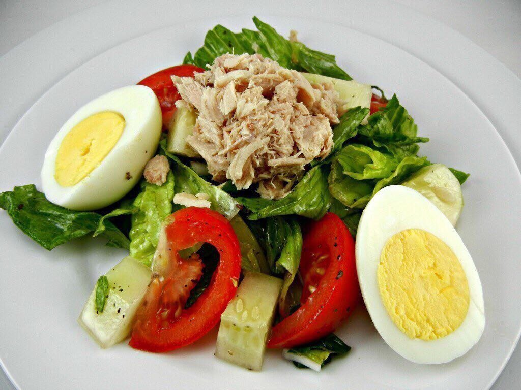 Cалат с тунцом и яйцом