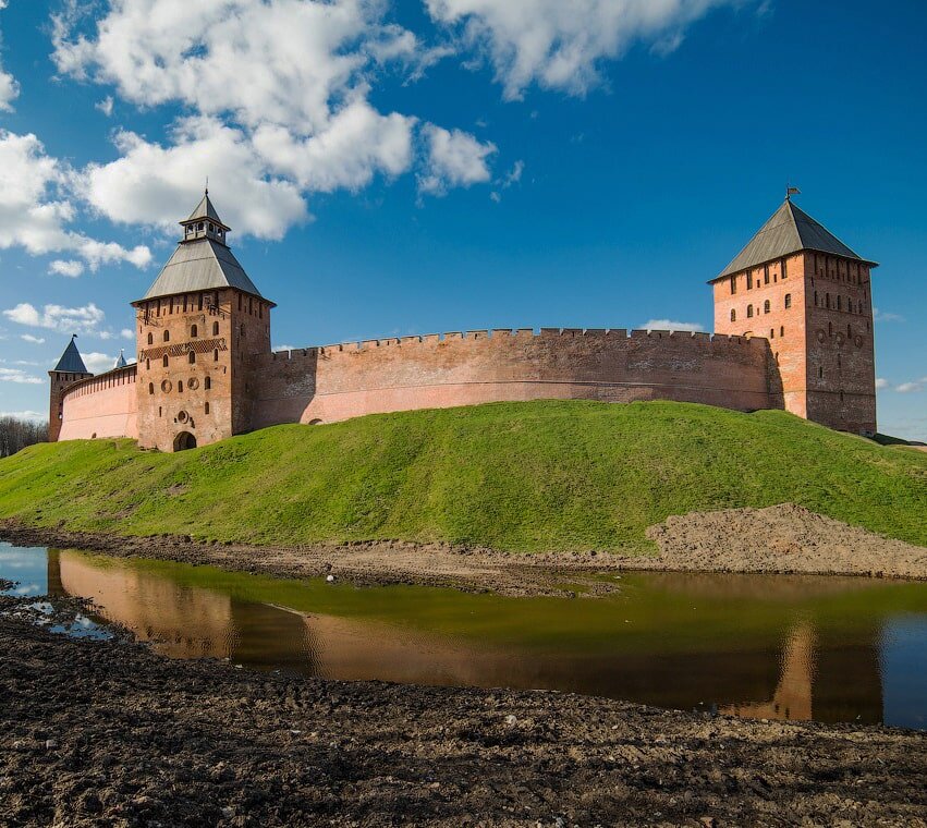 Р новгород. Новгородский Кремль в древней Руси. Великий Новгород достопримечательности. Новгородский Кремль 14 века. Великий Новгород 1703.