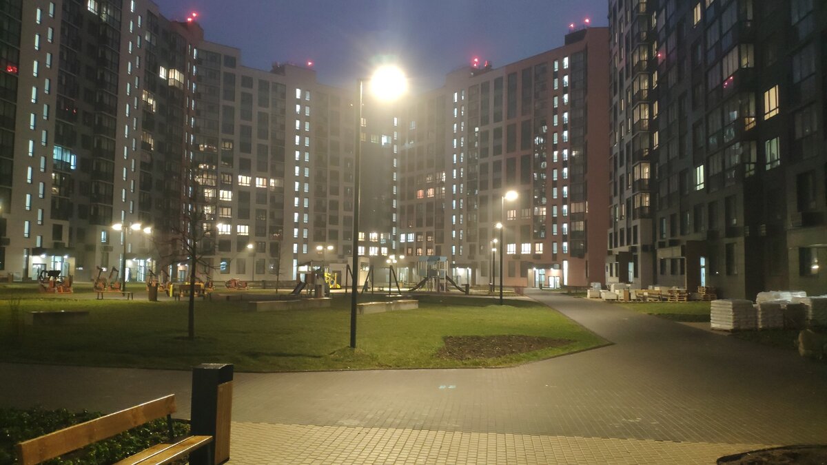 Пустой двор Новой Москвы. И это только вид. Жизнь за кадром кипит. 