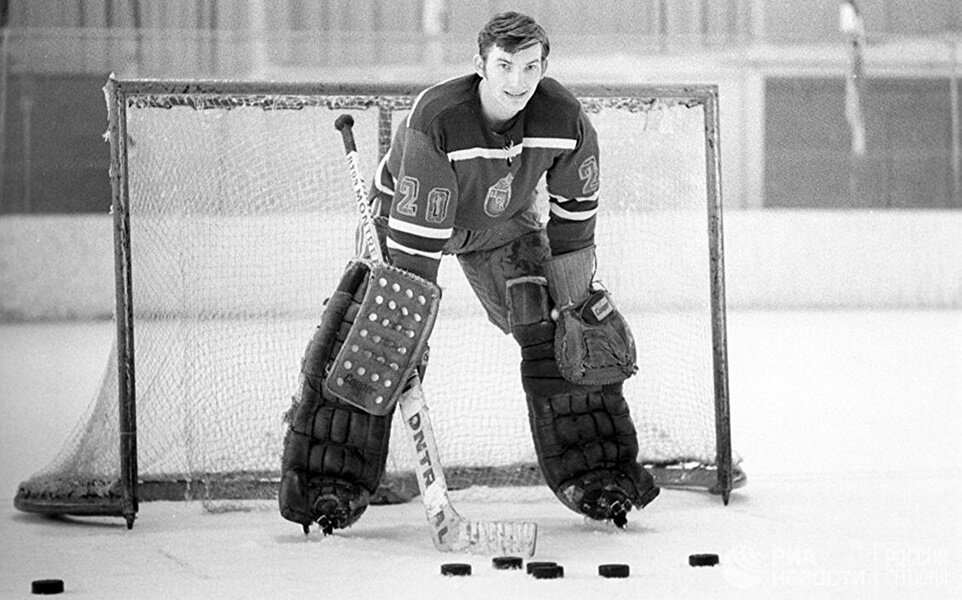 В первом матче в профессиональной карьере Третьяк пропустил две шайбы. 