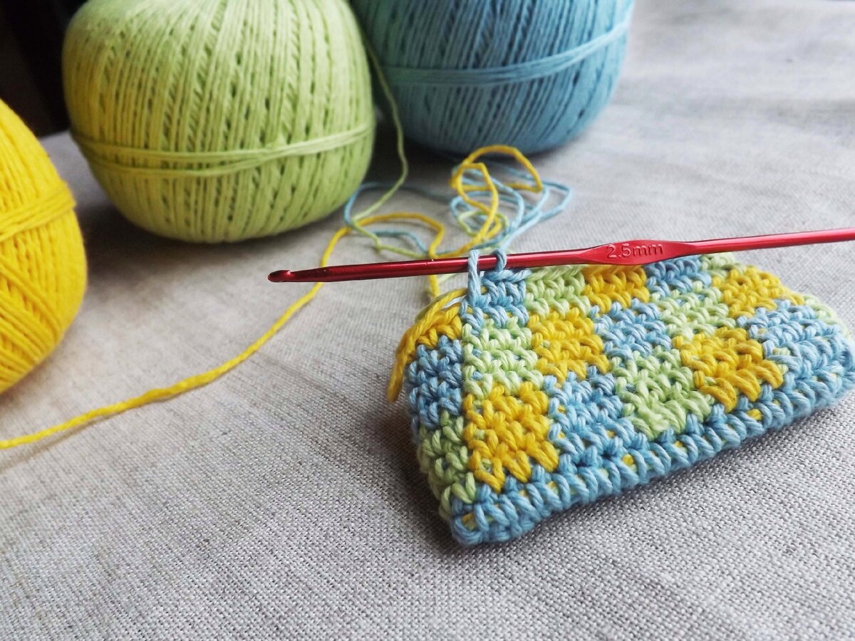 Моё фото процесса вязания чехла на телефон