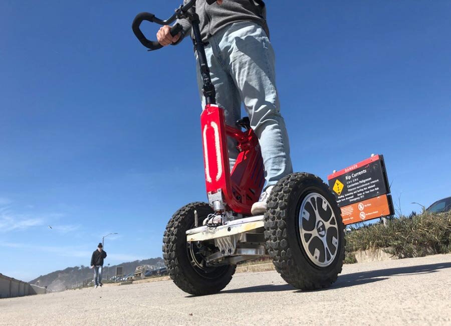 Впереди и сзади электросамоката расположены светодиодные огни, которые освещают дорогу при слабом освещении и выполняют роль габаритов.