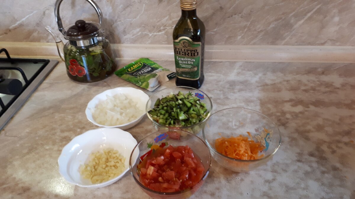 нарезаем мелко болгарский перец,лук,чеснок, морковь.....