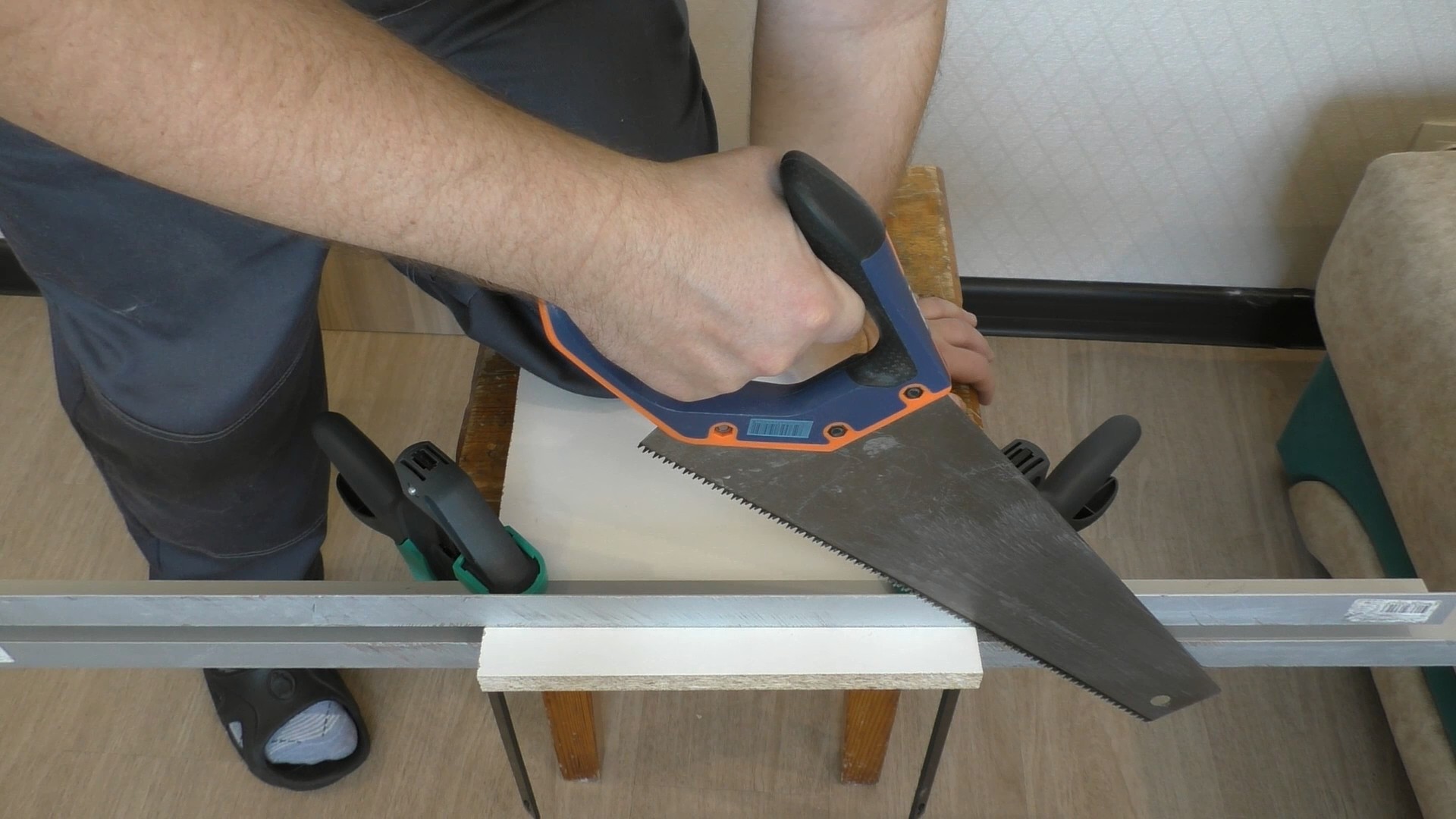 Вырезать отверстие под мойку в столешнице. Пилим столешницу лобзиком под мойку. Пилка под столешницу под лобзик. Пилим столешницу. Распил лдсп лобзиком.