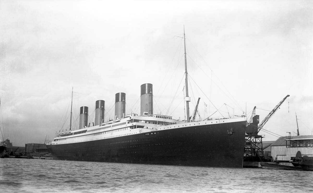 RMS "Titanic", 1912 - черный, да? Листайте дальше