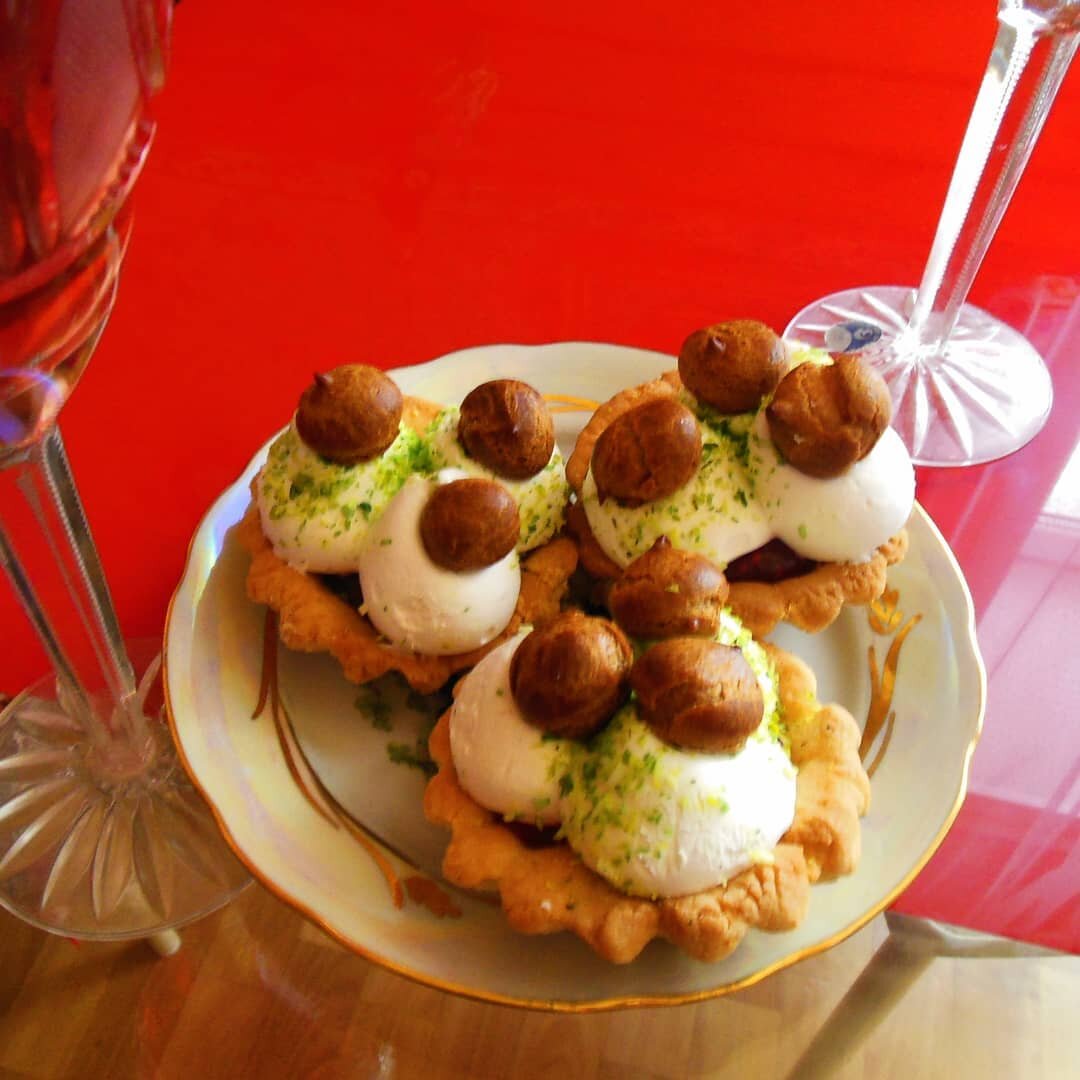 + 0,5 кг после съедения каждого пирожного на ужин ( фото из личного альбома)