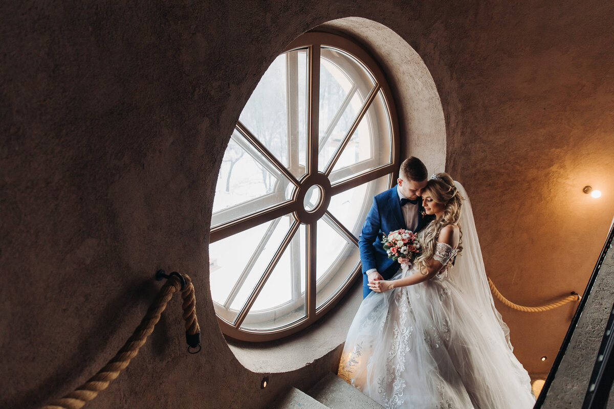 Горько молодым - поцелуйте друг друга!