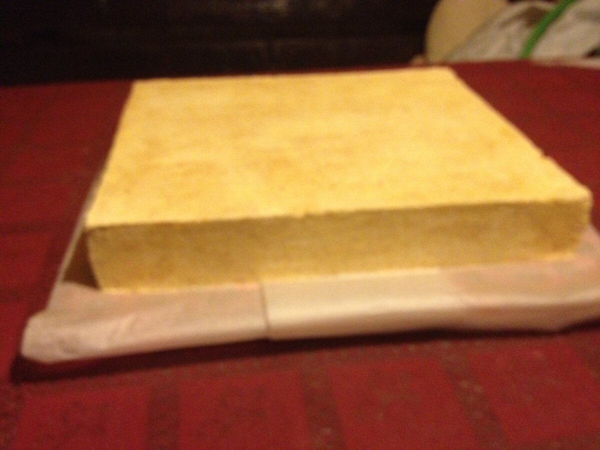 Собираю торт на пекарской бумаге. После оформления торта обрезаю ее по краю 