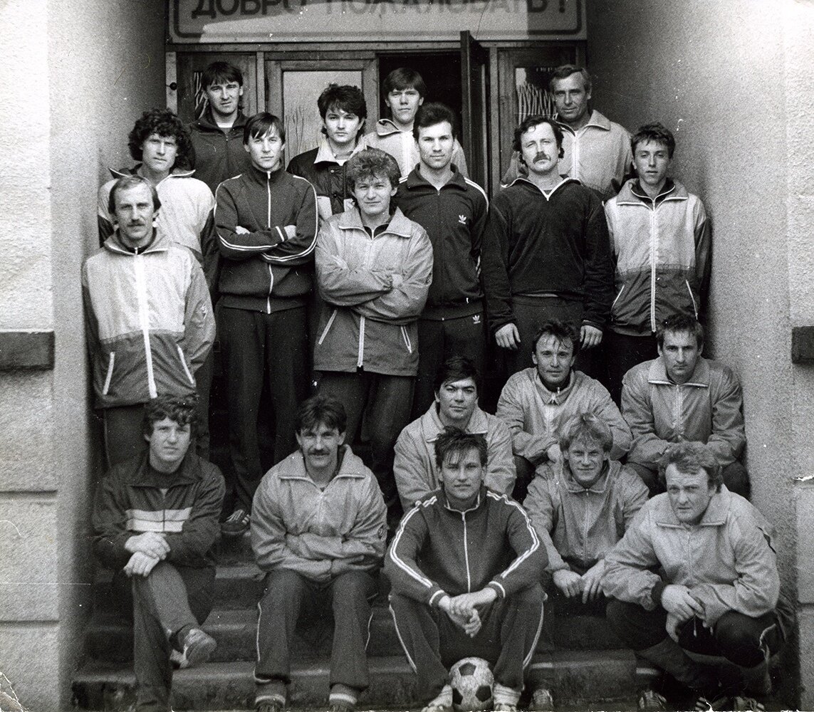 1988 г. Ставропольское "Динамо" у входа в клубную базу