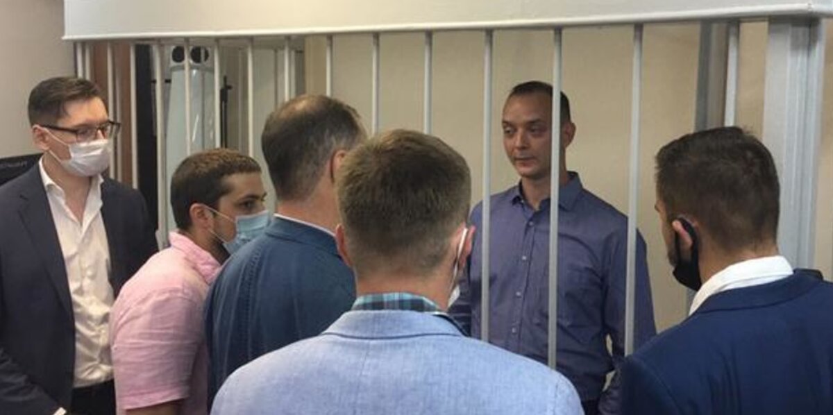 Иван Сафронов в клетке на суде. Фото из открытого источника в Яндексе.