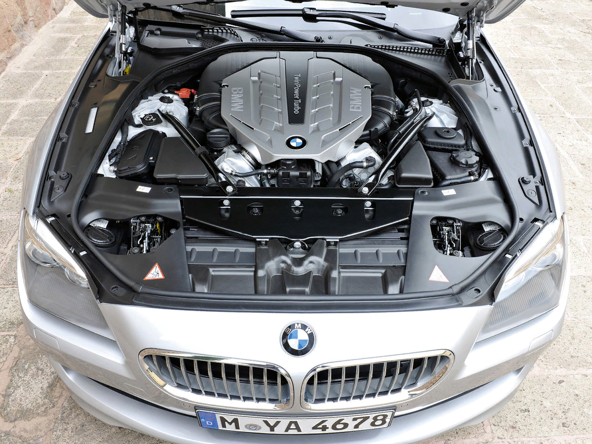 Мотор автомобили с пробегом. Двигатель BMW 650i. БМВ 650 f06 мотор. BMW f02 под капот. BMW 650i под капотом.