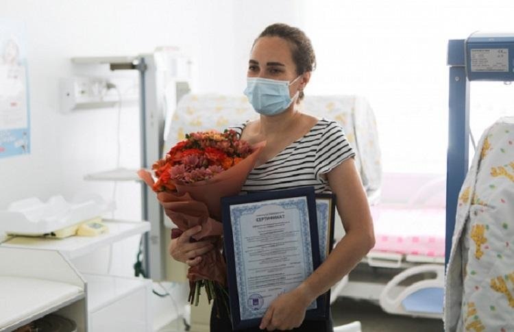 Многодетная мама рассказала губернатору Приморья Олегу Кожемяко, что деньги семья потратит на жилье