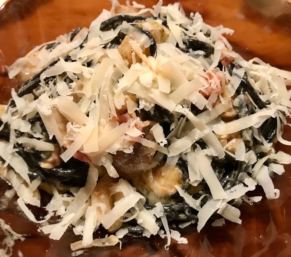 Чёрные спагетти с белым сливочно-грибным соусом