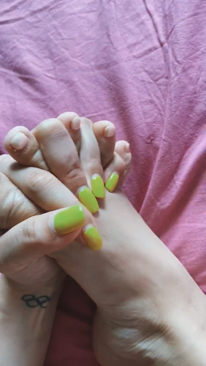 Рука и нога противоположные друг другу.