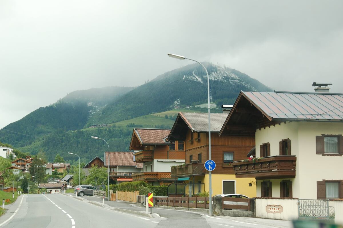 Более того, чуть впереди гражданин припарковал машину поперек дорожки. И по этому поводу тоже никто не паникует.