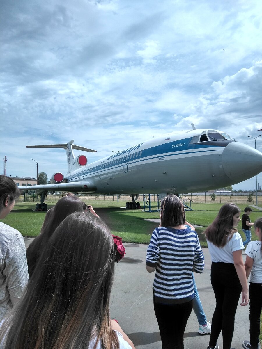 Мы уже на месте. Тут нас встречает первый самолёт. Турбины закрыты чем то красным. Интересно, чем?