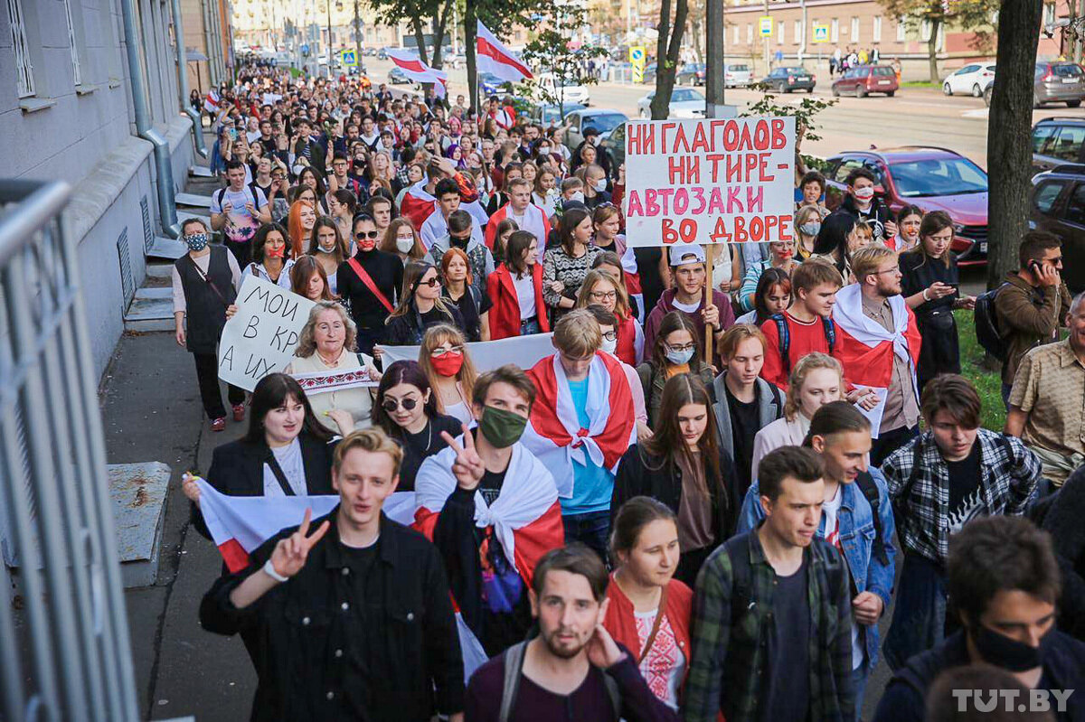 Фото: https://infos.by/mitingi-studentov-zaderzhaniya-zhurnalistov-i-tantsy-u-krasnogo-kostela-vopreki-omonu-luchshie-foto-1-go-sentyabrya/
