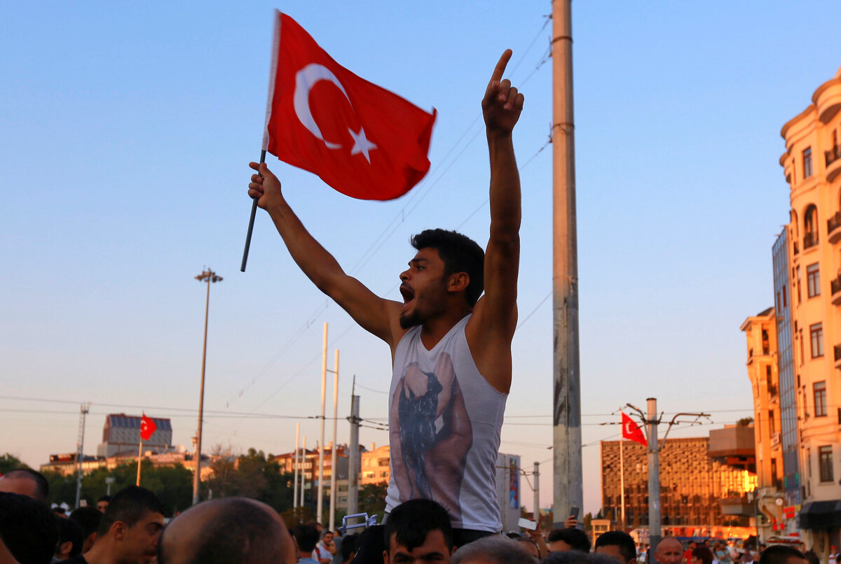 Что у турков означает. Турок с флагом. Турки флаг. Турки яс флагом. Человек с турецким флагом.