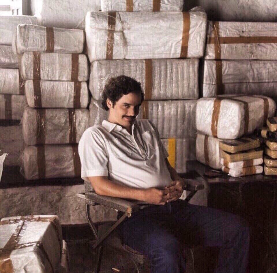 Советую вам также посмотреть сериал «Нарко». Про жизнь и наркосбыт Пабло.