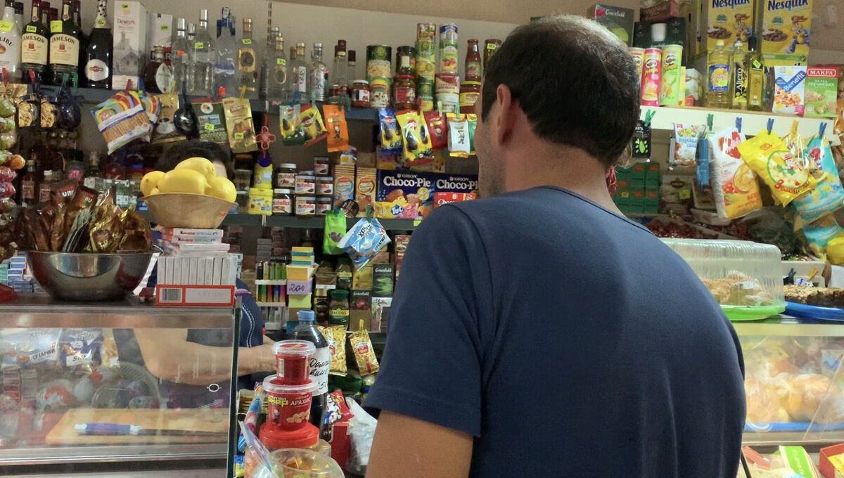 Магазин был очень странным: товары были везде, где оставалось место 