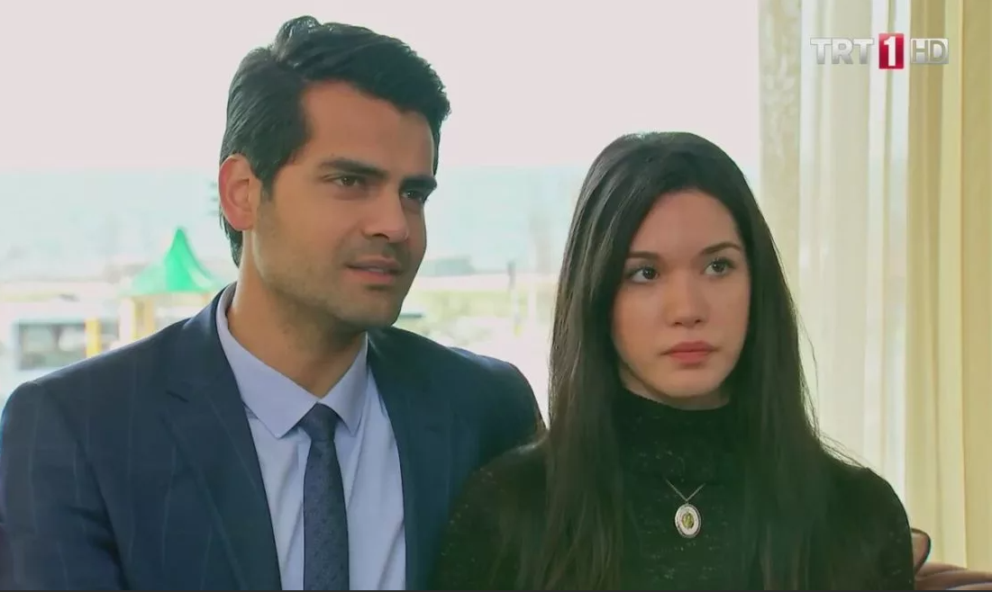 Главные герои с вот такими лицами проведут первые 85 серий. Кулон на шее героини хранит тайну её происхождения