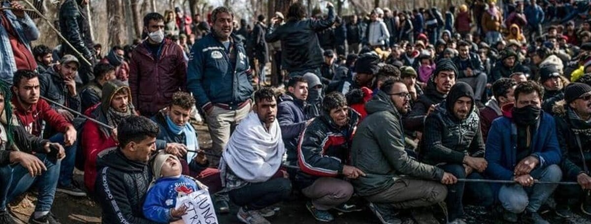 Толпа беженцев на границе Турции и Греции 