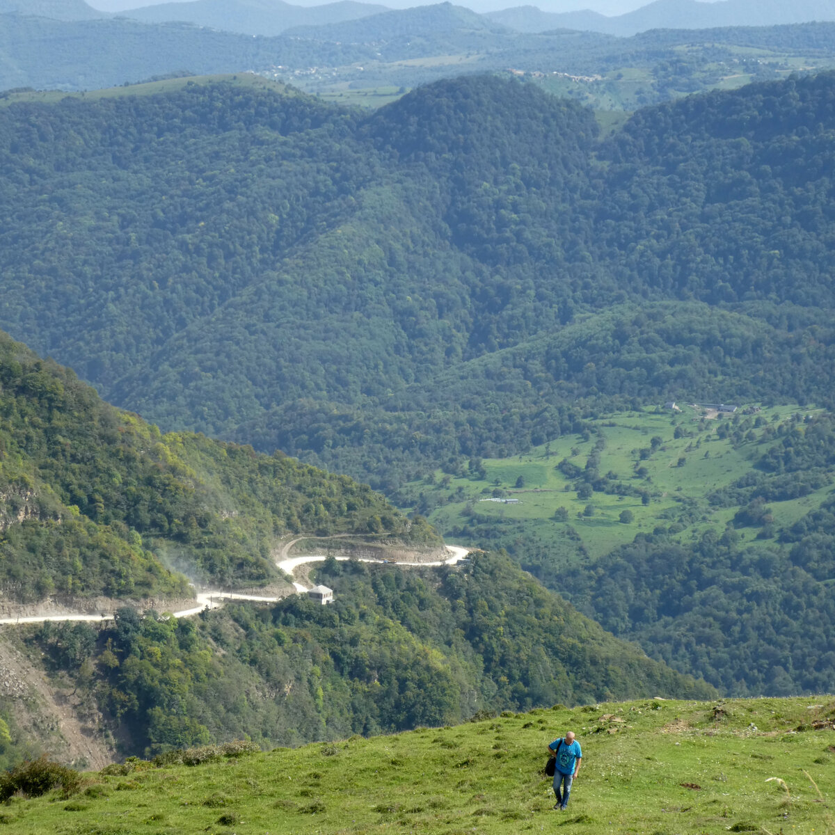 Вид на дорогу в Кала-Корейш со смотровой площадки в Кубачах.