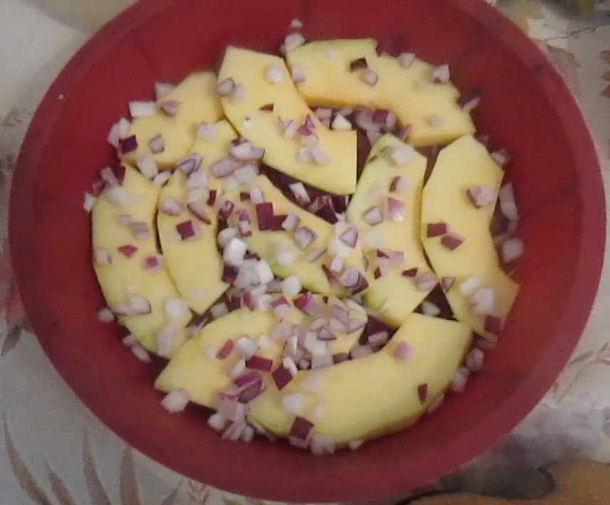 2. Нарезать лук небольшими кубиками. Посыпать на кабачок, посолить.