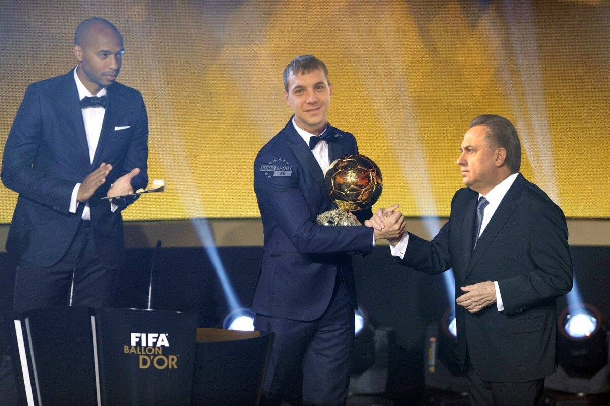 Президент Спартака с Золотым яйцом киндер. 