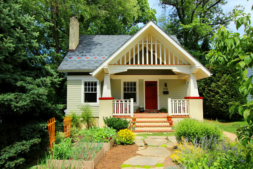 Ковид ещё не отступил. Вирус пока ещё держит всех в напряжении, не сдаёт свои права. С наступлением холодов все еще может усугубиться. Грипп и другие простудные заболевания осложняют обстановку. Чего ждать к весне никто предсказать не может. Будет ли очередной карантин-не известно. Если грядет очередная изоляция, лучшего места чем собственная дача, представить сложно.