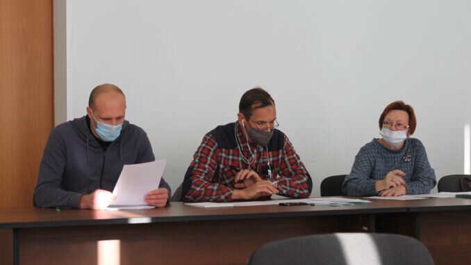 Члены депутатской бюджетной комиссии изучают раздаточную документацию 