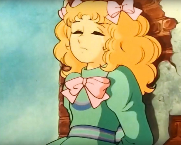 Аниме набирает популярность и в кинопрокатах, и в передовых онлайн-кинотеатрах вроде Netflix и Amazon Prime, некоторые даже говорят о новой волне аниме. Кажется, самое время познакомиться с японской мультипликацией поближе. ELLE рассказывает, как японская анимация стала такой, какой мы знаем ее сегодня.ОТ ДРЕВНОСТИ ДО ВТОРОЙ МИРОВОЙ ВОЙНЫ
В Японии с XII века, а то и раньше, оттачивали мастерство рассказывать истории через иллюстрации: сложная письменность из трех алфавитов (кандзи, хирагана и катакана) вынуждала добавлять к текстам картинки — даже образованному японцу часто было тяжело полностью прочитать текст и уловить его смысл. В конце XIX века, когда в Страну восходящего солнца стали проникать образцы западной поп-культуры, в Японии появились зачатки местных комиксов — манги — в том виде, в каком мы знаем их сегодня, а в XX веке из манги выросла оригинальная японская анимация.
Экспериментировать с анимацией в Японии начали в начале XX века, опять же, вдохновившись западным кино и мультфильмами, но только во втором десятилетии того же века появлись работы, и правда походившие на европейские и американские образцы, и к 1920-м в Японии уже был зачаток рынка манги и аниме. Японцы сразу восприняли анимацию всерьез и не зацикливались на детских мультиках, перенося на экран взрослые сюжеты, в том числе пропаганду и эротику. К сожалению, в первой половине XX века обстоятельства сложились не в пользу японской анимации. Во-первых, ее производство было слишком дорогим для местных художников, а потому американские и французские мультфильмы еще долго доминировали в Стране восходящего солнца. Появление продукции Уолта Диснея в конце 20-х годов и вовсе не оставило никаких шансов на развитие локальной индустрии анимационных фильмов. Во-вторых, 1 сентября 1923 года островное государство буквально пало жертвой движений земной коры: Великое землетрясение Канто почти уничтожило Токио и Йокогаму и прилежащие к этим городам районы, а вместе с ними и первые анимационные студии. В 1929-м на Западе появились первые звуковые мультфильмы, а в 1932-м — первые цветные, но японская анимация находилась в слишком слабом положении, чтобы иметь возможность адаптировать эти новшества.
Японская манга

Индустрия манги и аниме в Японии начала активно развиваться после Второй мировой войны вместе с индустрией кинотеатральных развлечений. Западная анимация на тот момент по-прежнему качественно превосходила японскую, что привело к ее засилию в местных кинотеатрах. Гордым японским художникам это показалось непатриотичным, и они решили развивать свою технику анимации и вскоре научились создавать хорошие мультфильмы, не вкладывая в это много денег. Например, студия «Тоэй», основанная в 1948 году, со временем придумала распределять бюджет на проект так, чтобы его большая часть уходила на важные сцены, а неважные отрисовывали с меньшим качеством. В результате «Тоэй» быстро стала одной из ведущих японских студий анимации и начала получать заказы с Запада. «Тоэй» остается на лидирующих позициях в индустрии и по сей день, но в 50-х японская мультипликация как самостоятельный жанр все еще была мало привлекательна для западных зрителей, хотя уже в конце десятилетия появился первый японский полнометражный мультфильм, как будто предсказывая скорый взлет индустрии.
«Тоэй»

РЕВОЛЮЦИЯ ОСАМУ ТЭДЗУКИ
Осаму Тэдзука, родившийся в 1928 году, вырос в семье поклонников театра и кино и с детства равно приучался к японской и западной культуре. Он был поклонником анимации Уолта Диснея и начал рисовать мангу еще во время учебы в медицинском университете и после получения ученой степени никогда не возвращался к медицине, сосредоточившись на карьере художника. Это решение было судьбоносным для индустрии всей страны: Тэдзука стал одним из главных новаторов японской манги и анимации послевоенного времени и сумел заинтересовать западную аудиторию своими мультфильмами.
Осаму Тэдзука


В своих работах Тэдзука использовал кинематографические приемы, перенеся в мангу и анимацию киношную систему планов, ракурсов и кадрирования. Он вдохновлялся французским и немецким кино, в частности в его работах заметно влияние автора «Метрополиса» Фрица Ланга. Тэдзука начинал карьеру режиссера анимации в уже упомянутой студии «Тоэй», но ушел оттуда и в 1962 году основал собственную студию «Муши». Там он выпустил самую успешную в своей карьере мангу и снял на ее основе еще более успешный черно-белый аниме-сериал «Астробой», после выхода которого Тэдзуку прозвали отцом манги и анимации. Астробой — в американском дубляже имя главного героя комикса и мультфильма, человекоподобного робота Атома. Действие происходит в мире, где андроиды живут бок-о-бок с людьми, а Атом борется со всеми плохими за все хорошее. В 1963 году «Астробой» впервые показали в США, и это аниме стало очень популярным у американской аудитории. Сегодня «Астробой» выглядит простовато, но в начале 60-х он задал новые стандарты качества аниме для других японских студий, вдохновившихся успехом сериала.
«Астробой»

После успеха «Астробоя» Тэдзука продолжил работать, успев среди прочего между 1950-ми и 1960-ми создать мангу и одноименный мультсериал «Белый лев Кимба». Для Японии «Кимба» был первым цветным аниме-сериалом. «Кимба», вслед за «Астробоем», завоевал широкую аудиторию за границей. Интересно, что, судя по всему, студия Уолта Диснея, которого когда-то копировал сам Тэдзука, взяла идею «Белого льва Кимбы» за основу своего «Короля льва», в точности скопировав многих персонажей и повторив некоторые сцены японского мультфильма кадр-в-кадр. Компания Disney, впрочем, отрицает факт плагиата, но многие, включая озвучившего Симбу актера Мэттью Бродерика, склонны верить, что намеренное копирование действительно было. Студия «Тэдзуки» решила не судиться с Disney, потому что, по словам представителей японской компании, просто не располагала ресурсами для этого.
«Белый лев Кимба»

ОТ ЭРОТИКИ ДО КОСМИЧЕСКОЙ ОПЕРЫ
В 1960-е, пока The Beatles меняли западную музыкальную индустрию, японские художники-аниматоры, вдохновленные успехом «Астробоя», взялись за перековку аниме, и жанр стал стремительно развиваться, разрастаясь на поджанры и подподжанры. В 60-е аниме, вслед за мангой, начало делиться на мультфильмы для мальчиков — сенэн — и мультфильмы для девочек — седзе. Аниме для мальчиков — обязательно приключенческие, а главный герой — смелый, целеустремленный, умный юноша, часто дружит с другими представителями мужского пола, а девушки обычно появляются в качестве боевых подруг. В аниме для девочек, согласно той же логике, главная героиня — юная девушка, но у нее, вслед за гендерными стереотипами, обязательно должна быть романтическая линия. Одним из первых аниме-сериалов для девочек стала «Ведьма Салли», давшая начало поджанру аниме о девочках-волшебницах, когда такой жанр телесериалов уже существовал на Западе.

«Ведьма Салли»

В это же десятилетие, в 1963 году, в аниме для мальчиков появился «Железный человек №28» — первый мультсериал в поджанре меха, название которого произошло от английского слова «механизм». Главные герои таких мультфильмов — управляемые людьми или самостоятельные человекоподобные боевые роботы. В 1968-м вышло первое аниме о спорте «Звезда Кедзина» про талантливого бейсболиста, а через год на волне успеха этого шоу вышло аналогичное, только для девочек, про женскую волейбольную команду. Также в 1969 году появилось первое эротическое аниме, снятое по мотивам «1000 и 1 ночи».
«Железный человек №28»

В 60-е западные телеканалы стали чаще покупать японские аниме-сериалы, но настоящий интерес к японской анимации за границей проявили в конце 70-х, когда в США и Европе выросла популярность космических опер и другого сайфая (в это время вышли первый фильм саги «Звездные войны» и полнометражная картина вслед успешному телешоу «Звездный путь»), а в Японии начали делать аниме-сериалы в этом жанре. Также в 70-е довольно тихо относительно будущего успеха началась карьера культового режиссера-аниматора Хаяо Миядзаки, который стал одним из главных героев «Золотого века» аниме в 80-х.
Хаяо Миядзаки

ЗОЛОТОЙ ВЕК АНИМЕ
В 1980-е индустрия манги и аниме стала расти с удивительной скоростью: новые студии появлялись так быстро, как бедные родственники у только что получившего огромное наследство, продолжалась эволюция жанров и поджанров, а также начались смелые эксперименты по смешиванию жанров, развитие технологий позволило добиваться более высокого качества анимации и заниматься дистрибуцией через видеокассеты.
Магистральным жанром аниме того времени стал киберпанк, на Западе хорошо известный по культовому полнометражному мультфильму «Акира» 1988 года о правительственных экспериментах над людьми и бандитских разборках в городе Нео-Токио, пережившем ядерный взрыв. Надо сказать, в самой Японии «Акира» не вызвал такого энтузиазма, как в США и Европе, хотя для искусства анимации это был прорыв — первое аниме, снятое со скоростью 24 кадров в секунду, да еще с грандиозной детализацией, которой раньше не бывало в японской мультипликации.
«Акира»

В 80-е также взошла звезда Хаяо Миядзаки, самого популярного японского режиссера-аниматора в мире. В это десятилетие появилась его студия «Гибли», в 1984 году режиссер выпустил свой первый по-настоящему популярный мультфильм «Навсикая из Долины ветров», а следом «Небесный замок Лапута» в 1986-м, «Мой сосед Тоторо» в 1988-м и «Ведьмина служба доставки» в 1989-м.
«Мой сосед Тоторо»

Еще две важные вехи 80-х для японской анимации: появление порно-аниме и отлаживание потока экспорта аниме на Запад, где наконец проявили интерес ко всему разнообразию японской мультипликации. Надо заметить, что в 80-е вышло огромное количество важных и успешных аниме-сериалов, но в США их перерабатывали для показа под американскую аудиторию, и сейчас мы, как правило, смотрим именно те переработанные версии.ЛУНА В МАТРОСКЕ
В 1990-е после развала Советского Союза аниме появилось и в России, и у нас начали показывать те же мультсериалы, которые смотрели в США и Европе, — «Покемоны», «Хелло Китти», «Кэнди-Кэнди», «Гонщик Спиди» и другие. Вероятно, одним из самых запоминающихся образцов стал «Сейлор Мун: Луна в матроске» о группе старшеклассниц, перевоплощающихся в воинов для борьбы со злом. «Сейлор Мун» — одно из первых шоу нового аниме-жанра мультфильмов о девушках для девушек, появившегося в 90-е. В таких аниме-сериалах романтическая линия потеряла доминирующее положение, и героини стали более социально активными и проявляли лидерские качества, как будто эти мультфильмы сняли сегодня под влиянием новой волны феминизма.
«Покемоны»


Особая сила «Сейлор Мун» заключалась в том, что этот сериал объединил в себе черты аниме для девочек и аниме для мальчиков: главные героини были девушками, и романтическая линия оставалась частью сюжета, но еще эти девушки были воинами, и в каждой серии они с кем-нибудь сражались, а также важным элементом шоу было то, что они ходили в коротких юбках и при перевоплощении из обычных девушек в воительниц показывали их обнаженный силуэт — это тоже было приманкой для мальчиков. Благодаря крючкам для такой широкой аудитории «Сейлор Мун» стала одним из самых популярных японских аниме на Западе.
«Сейлор Мун»

Если вернуться к России, то долгие годы аниме было нишевым развлечением, на которое те, кто не поддался его чарам, смотрели свысока, веря, что мультики — это только для детей. Сегодня заблуждение о том, что любая анимация — развлечение для детей, все еще сильно, но постепенно скепсис уступает место увлеченности: те, кто выросли на японской анимации, продолжают смотреть ее, повзрослев, и не воспринимают любовь к ней своих сверстников и нынешних подростков как инфантилизм. Японская анимация и правда рассчитана на людей разных возрастов и интересов и должна восприниматься на равных с условно «взрослым» кинематографом.
«Кэнди-Кэнди»
