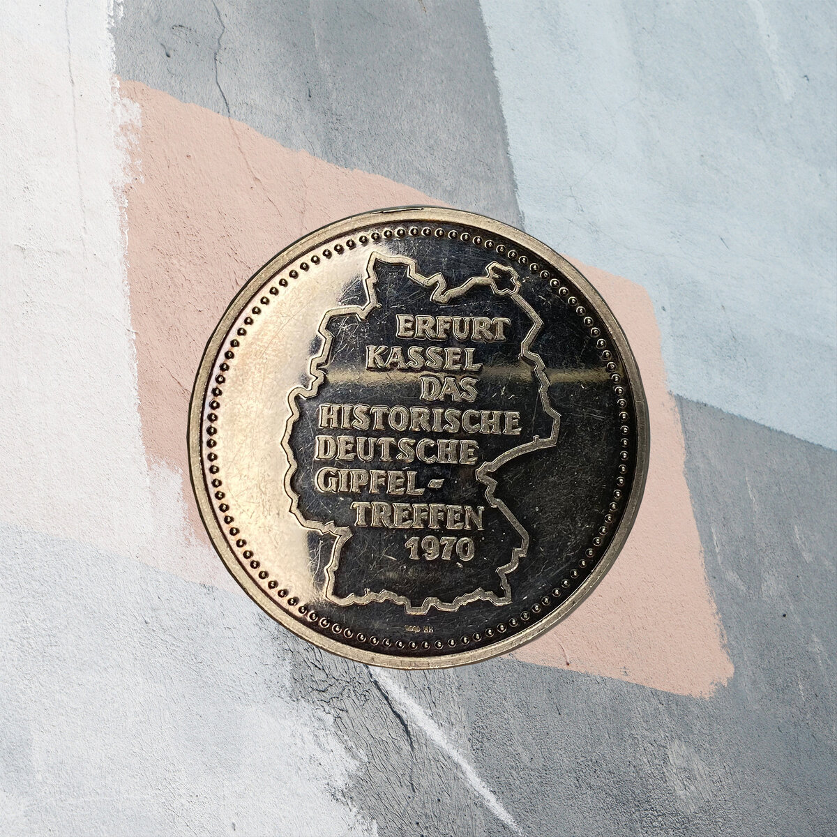 Памятная медаль. Германия, 1970. Серебро. Реверс с картой Германии и надписью Erfurt Kassel Historische Treffen 1970 (перевод с нем. «Историческая Э́рфуртская встреча на высшем уровне 1970»).