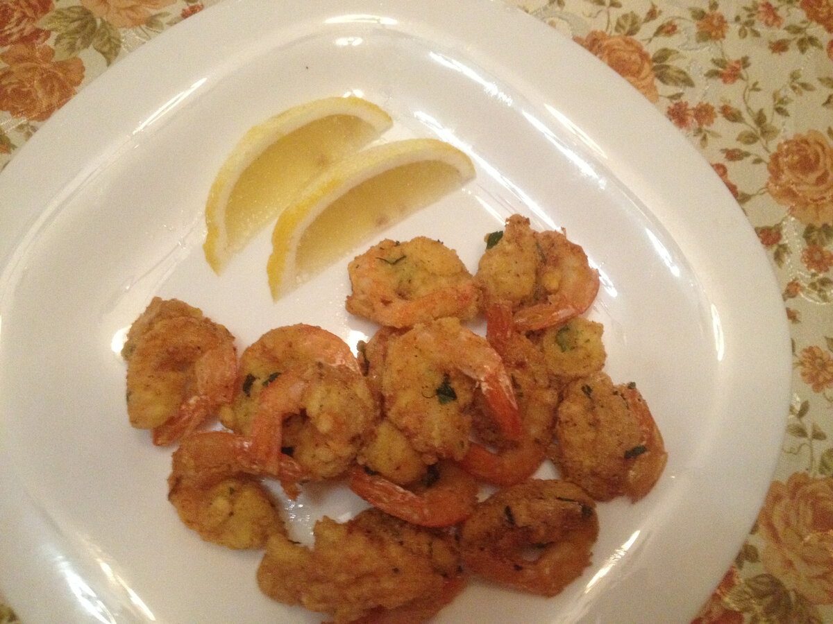 Креветки во фритюре с лимоном