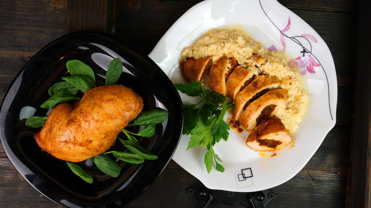 Предлагаю удивительный, очень вкусный рецепт фаршированной куриной грудки вялеными помидорами со сливочным соусом. Грудка, благодаря такой начинке имеет мягкую и сочную структуру и яркий вкус. 