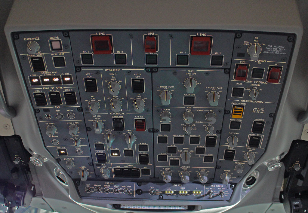 Оверхед Bombardier CRJ200. Изображение с сайта Flickr.com