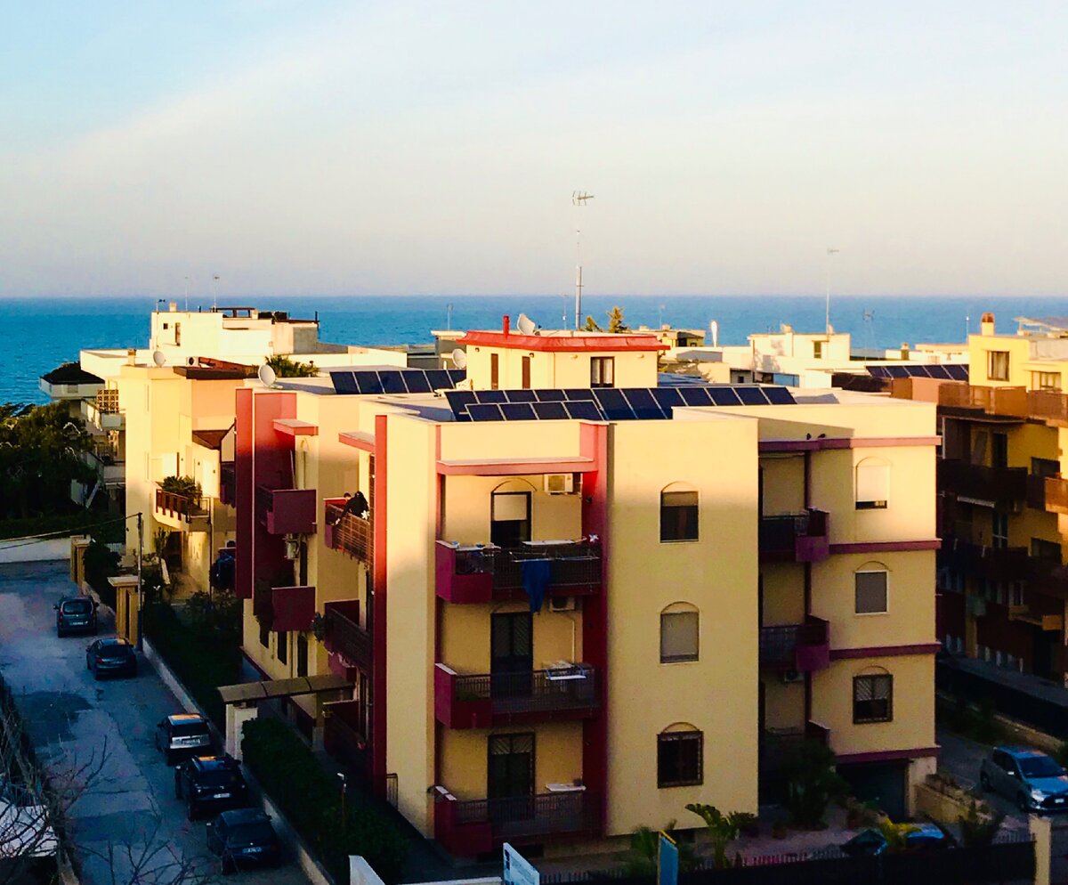 Как я живу в Италии с соседями. Никогда не думала, что буду иметь токсичных соседей. А какие отношения с соседями у вас? Вид с крыши моего дома