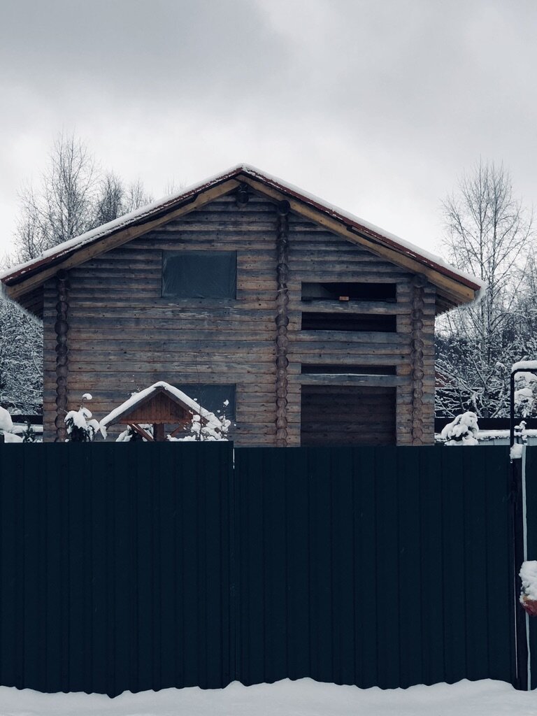 В начале 2019 года этот большой сруб был еще красивый, совсем не потемневший. Прошлым летом его продали, успели до зимы сделать крышу и затянуть окна целлофаном. Похоже основные работы будут в этом году. Везде фото автора. 