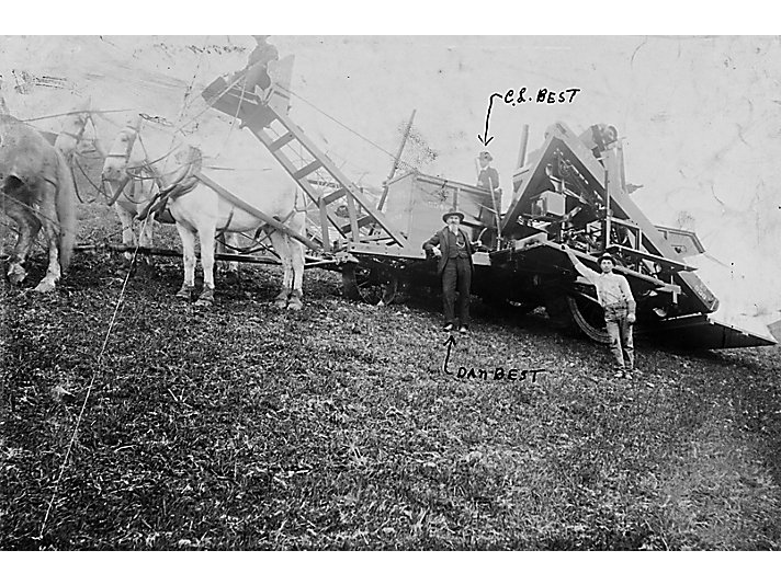 К. Л. и Дэниел Бест рядом с конным комбайном.