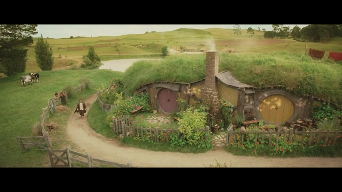 Сэм у своей хоббичьей норы в Шире в конце фильма Питера Джексона "Властелин колец"