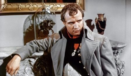 Марлон Брандо до сих пор носит известное имя спустя годы после своей смерти в 2004 году. Актёр был красивым, талантливым, а также известен тем, что был немного странен в своей личной жизни.

Как будто иметь шестнадцать детей не странно (по слухам, у него было ещё больше), Брандо также купил свой собственный остров для удовольствия, использовал сценарии, которые ему не нравились в качестве мишеней для практики дробовика, и использовал свой «Оскар на набережной» в качестве дверного барёба. Он также хотел, чтобы Джор-Эл, его персонаж Супермена, был зелёным бубликом, который говорил голосом Брандо.

Брандо также был печально известен своими нетрадиционными привычками в еде, которые часто включали в себя пьянство медовых булочек и молока, а затем краш-диета перед съёмками фильмов. И, конечно, его очень публичные и ошибочные (хотя и благонамеренные) попытки привлечь вопросы коренных американцев к общему свету запоминаются.