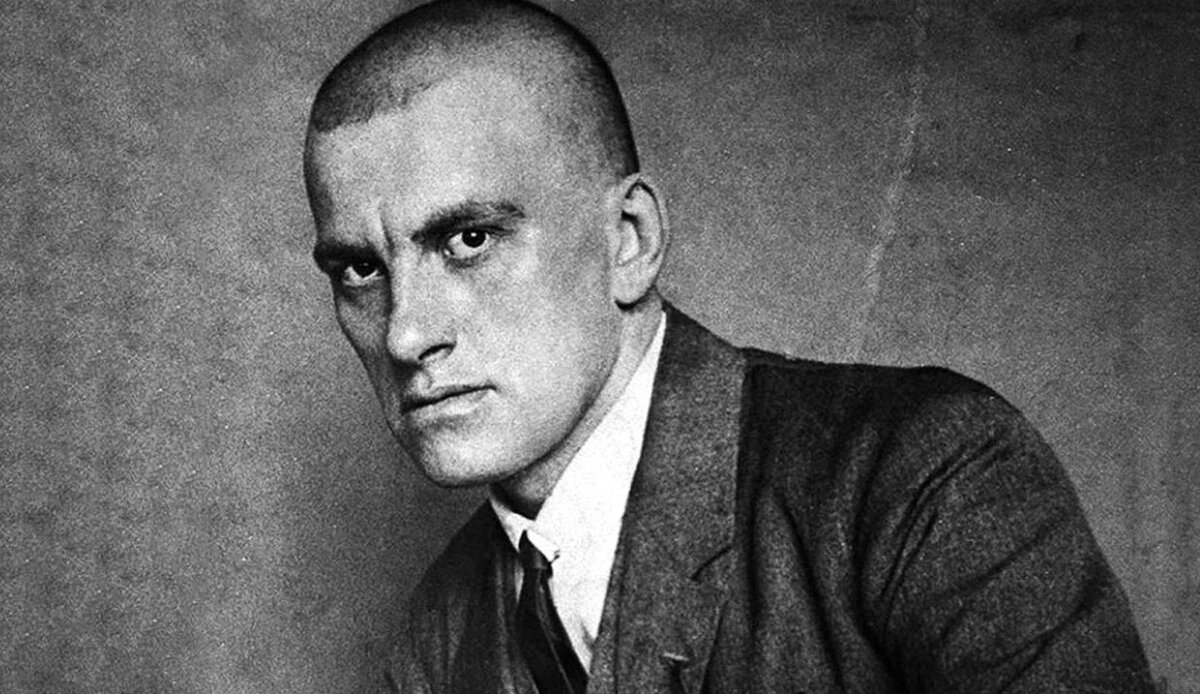 Владимир Владимирович Маяковский (7 июля 1893, Багдади, Кутаисская губерния — 14 апреля 1930, Москва) — русский советский поэт. Футурист. Один из наиболее значимых поэтов XX века.