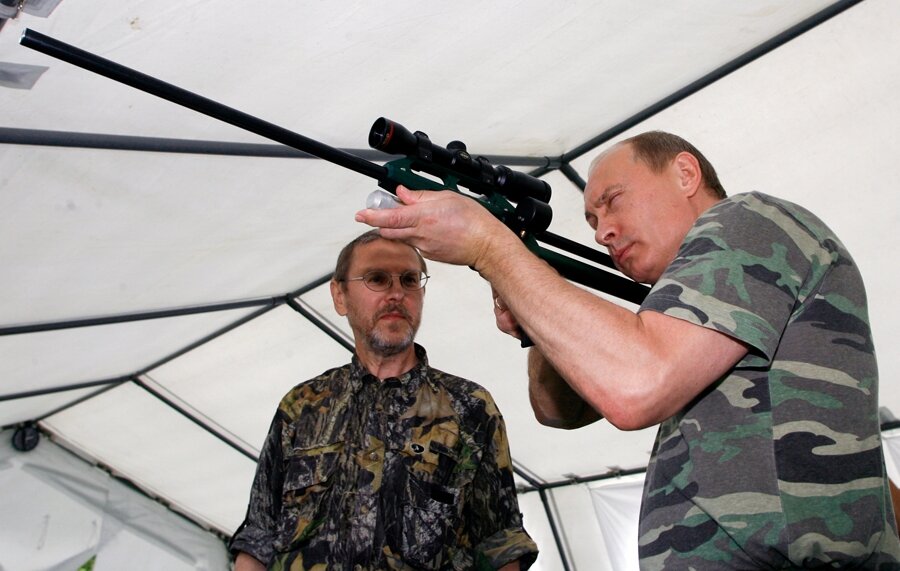 Владимир Владимирович с пневматическим оружием