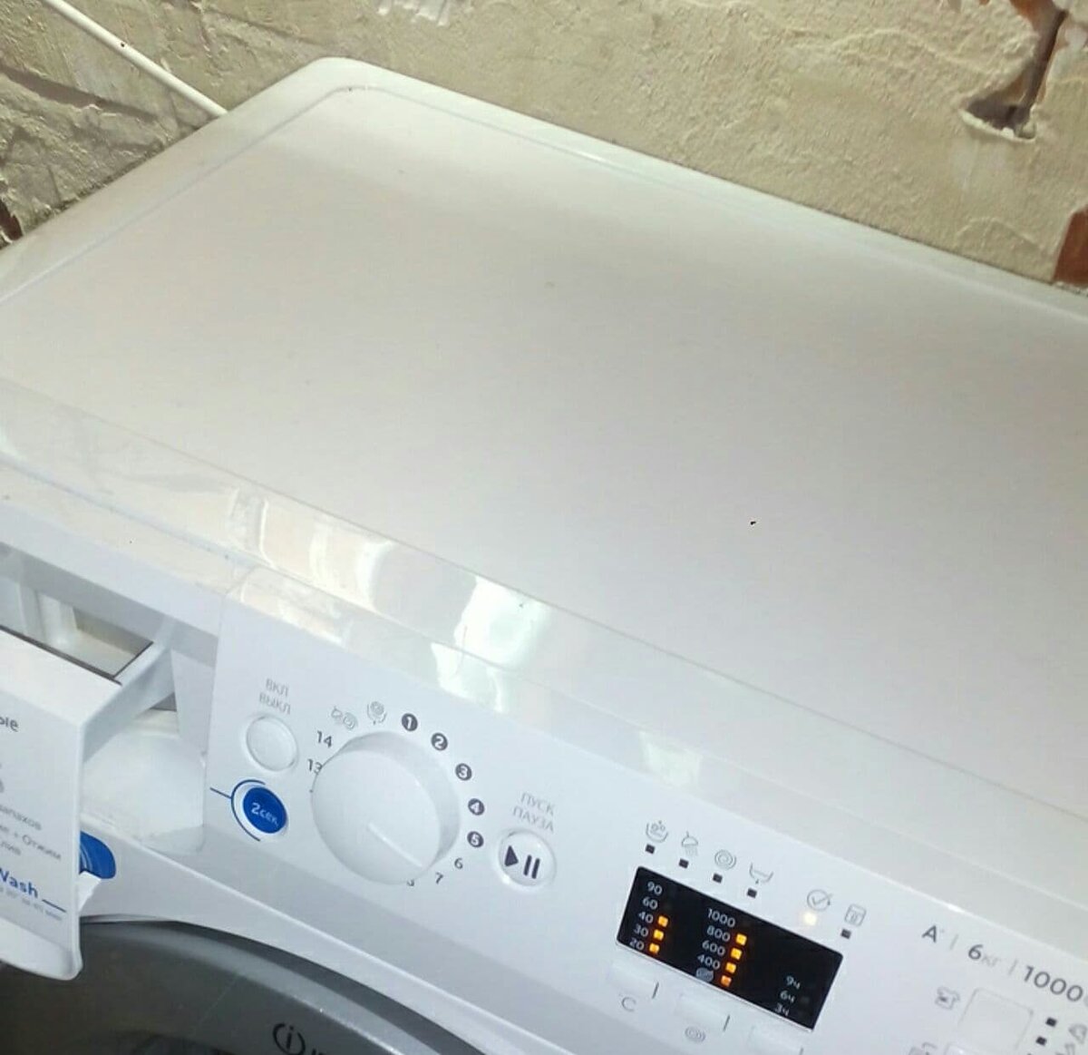 От вибрации даже открывался отсек для моющего средства