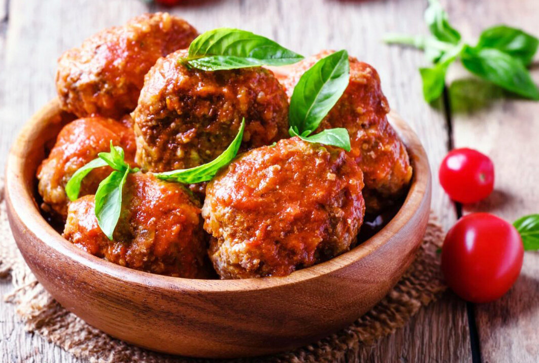 Вкусные чечевичные котлеты в томатном соусе