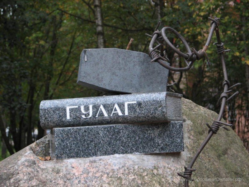 Не жалко же денег... хоть бы крест поставили, не знаю, причём здесь колючая проволока?  Типа при жизни за ней были, вот вам она и посмертно? Бредятина