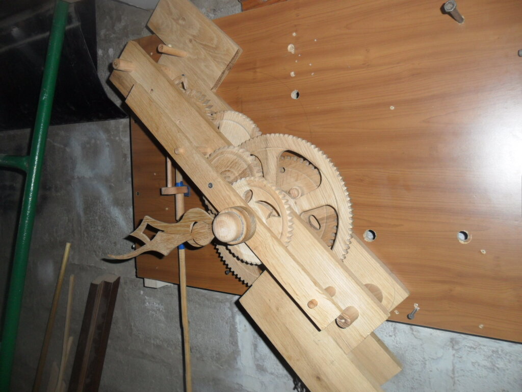Продолжение работы над часами из дерева.